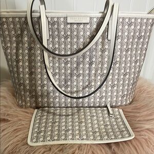 Authentic new Tory Burch Small
Ever ready zip tote . Excellent